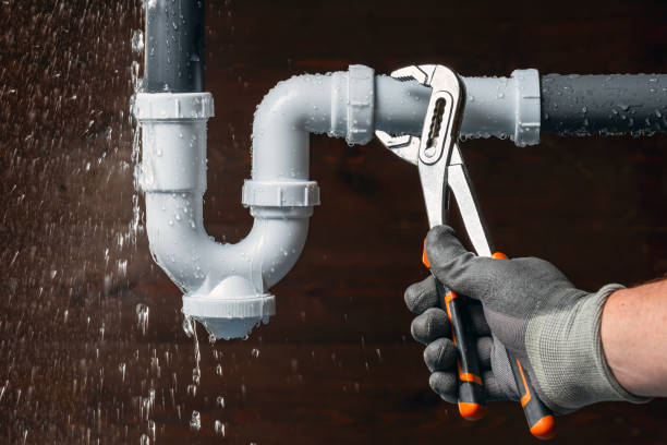 Professional Leak Detection technician working in Miami Beach, FL